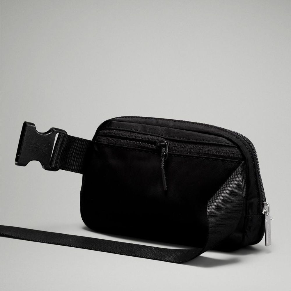 NWT Everywhere Belt Bag 1L Black - Picture 4 of 6